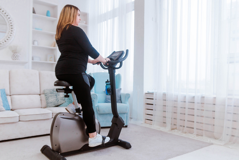 femme-velo-appartement